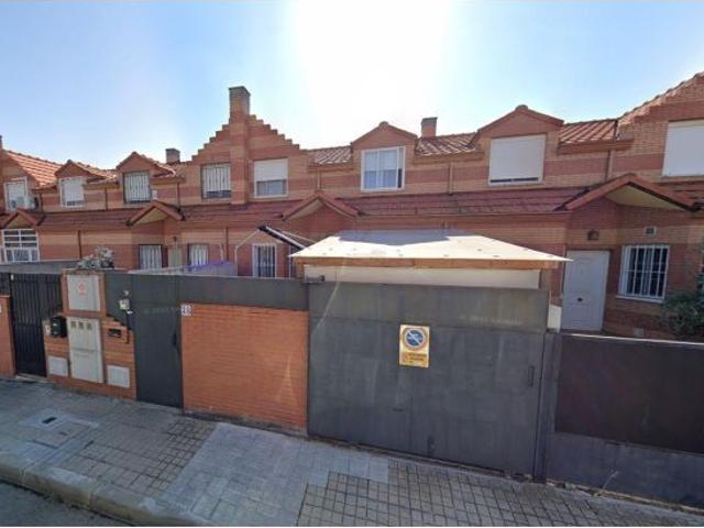 Se vende chalet OKUPA en Calle Rubén Darío 40 de Alovera Guadalajara