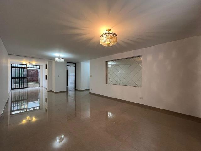 Se Vende Departamento Triplex en Chorrillos con 2 estacionamientos