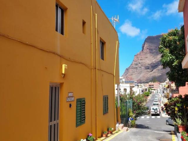 Se vende en Valle Gran Rey la Gomera,vivienda de 208m2, con dos apartamentos y parcela urbana 408m2