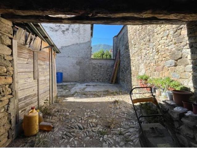 Se vende en el centro de Santa Cilia de Jaca casa histórica con amplio patio