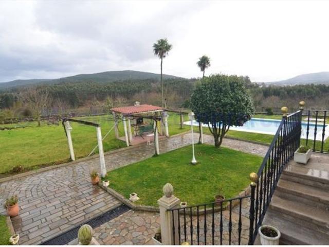 SE VENDE ESPECTACULAR CASA CON PISCINA Y AMPLIO JARDÍN CON ARBOLES FRUTALES EN PADRON