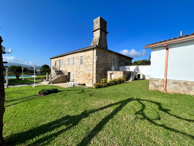 SE VENDE ESPECTACULAR CASA CON PISCINA Y AMPLIO JARDÍN CON ARBOLES FRUTALES EN PADRON