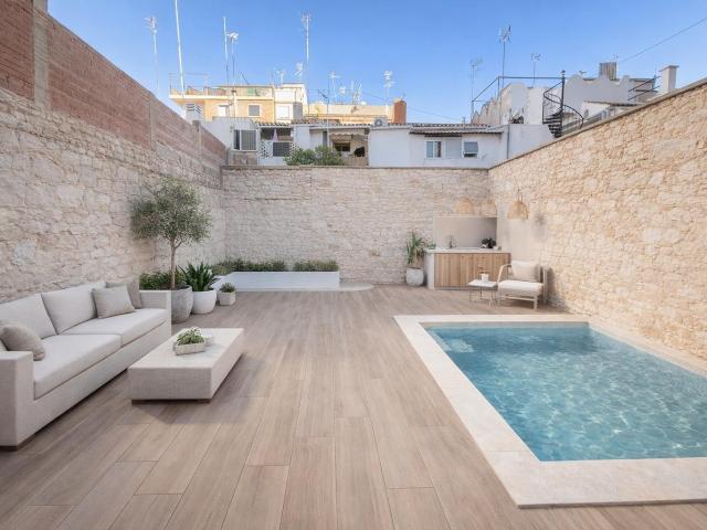 Se vende espectacular casa en el centro de Burjassot sobre parcela de mas de 200m2