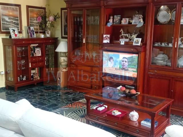 SE VENDE ESPECTACULAR ADOSADO EN ALTO DE LOS MOLINOS