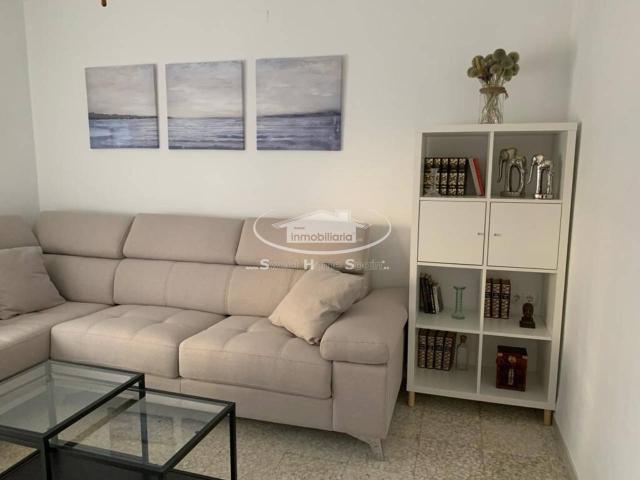 SE VENDE ESTUPENDA CASA ADOSADA A 200M DE LA PLAYA CON 4 DORMITORIOS, 2 BAÑOS, PATIOS DELANTERO Y TRASERO