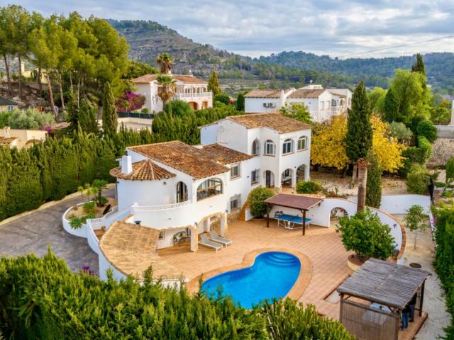 Se vende esta exclusiva y amplia villa con vistas abiertas a. 335m² Calpe Calp