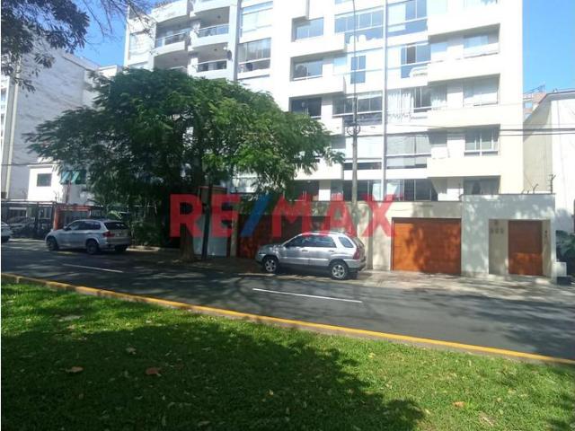 Se Vende Excelente Departamento De 3 Dormitorios En Av. Casimiro Ulloa, Miraflores