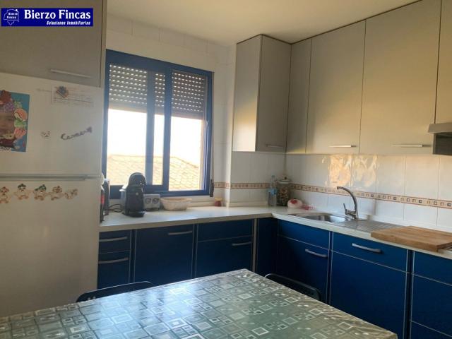 SE VENDE EXCELENTE PISO EN TORAL DE LOS VADOS CON HERMOSA TERRAZA!