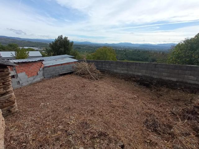SE VENDE FINCA URBANA CON EDIFICACIONES DE PIEDRA EN OTERO
