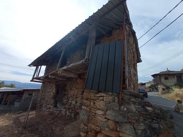 SE VENDE FINCA URBANA CON EDIFICACIONES DE PIEDRA EN OTERO