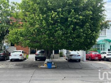 Se vende finca a precio de terreno en esquina en La Americana a una cuadra de Chapultepec, Gdl