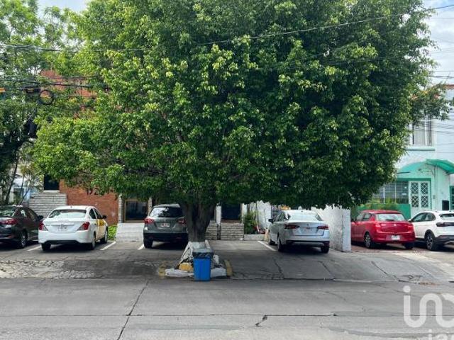 Se vende finca a precio de terreno en esquina en La Americana a una cuadra de Chapultepec, Gdl
