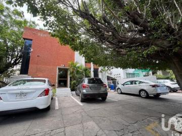 Se vende finca a precio de terreno en esquina en La Americana a una cuadra de Chapultepec, Gdl