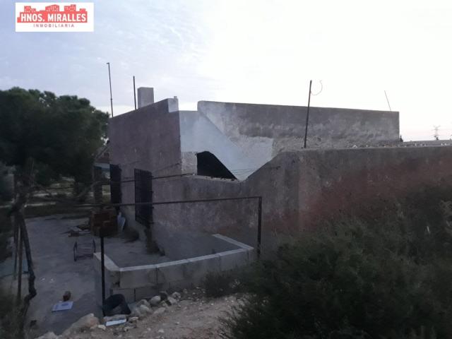 Se vende finca con casa de 150m cerca de Poligono Industrial Torrellano