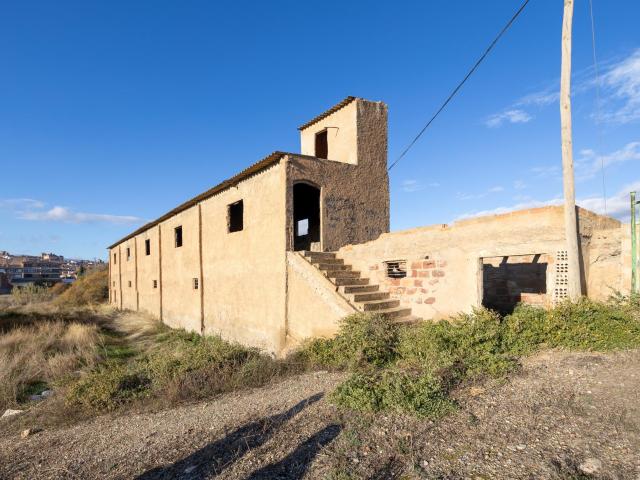 SE VENDE FINCA OPORTUNIDAD ÚNICA EN GUADIX – 3.028 m2 LLANO | 305 m2 CONSTRUIDOS | RECREO GRANADA