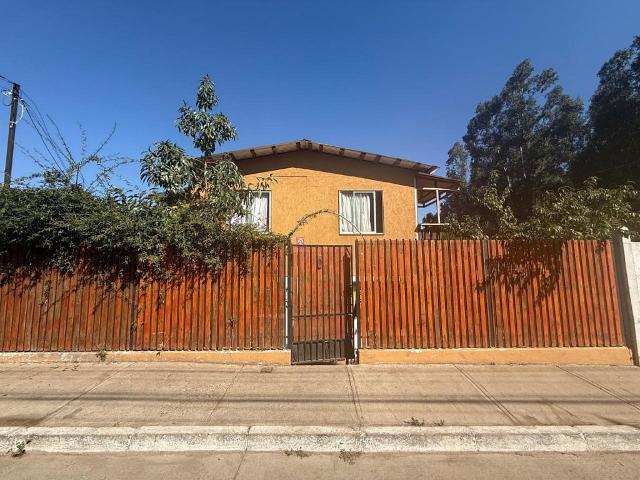 Se vende gran casa de 2 pisos con piscina, hijuelas