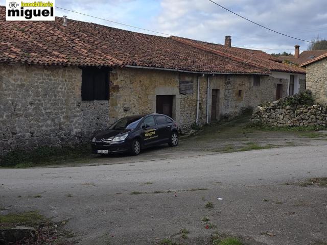 Se vende gran casa de piedra con cuadra anexa en Herrerías