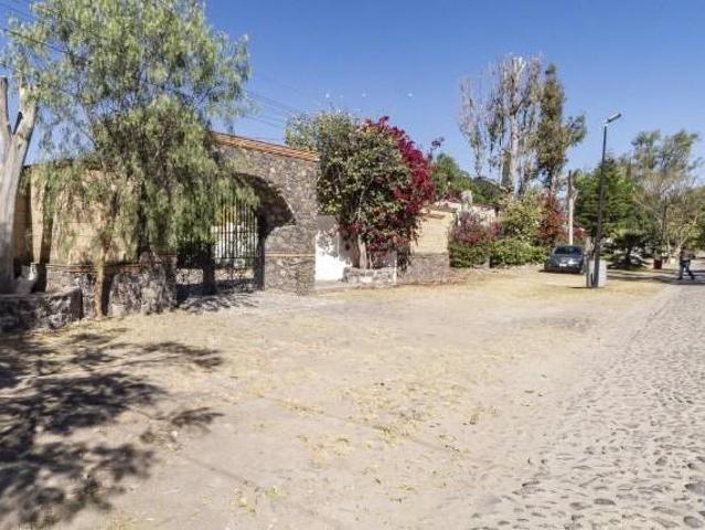 SE VENDE GRAN CASA EN JURICA, TIPO RUSTICA MUY BONITA