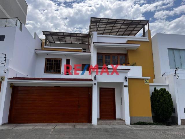 Se Vende Hermosa Casa De 3 Pisos Con Excelentes Acabados En Urbanización El Golf A 800,000 Dólares
