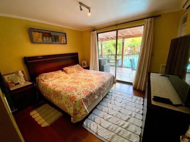 Se vende hermosa casa de 2 pisos, con piscina y quincho, ubicada en villa altamira, | 3 dormitorios por 285000. 00 en Chillán