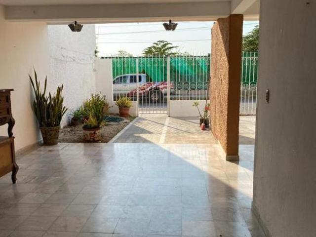 SE VENDE HERMOSA CASA EN BOSQUES DE CAMPECHE A 1 CUADRA DEL MALECON DE LA CIUDAD