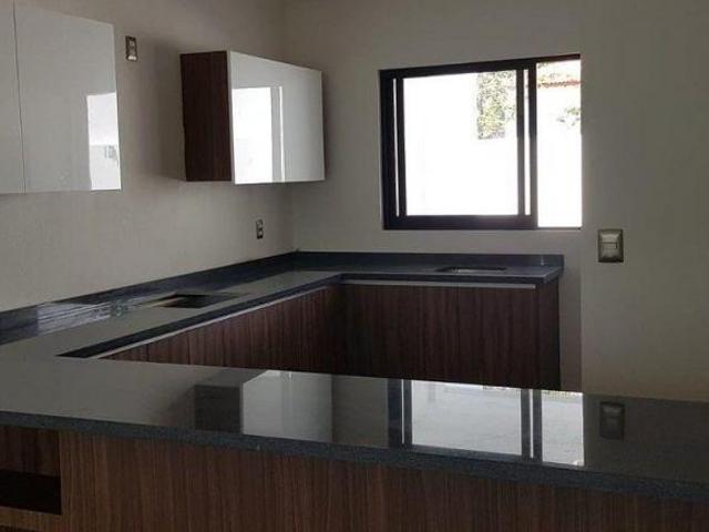 SE VENDE HERMOSA CASA EN PRIVADA CERCA DEL COLEGIO AMERICANO
