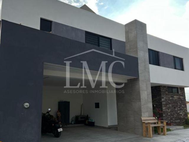 Se vende hermosa con alberca casa en Rincon de los Encinos