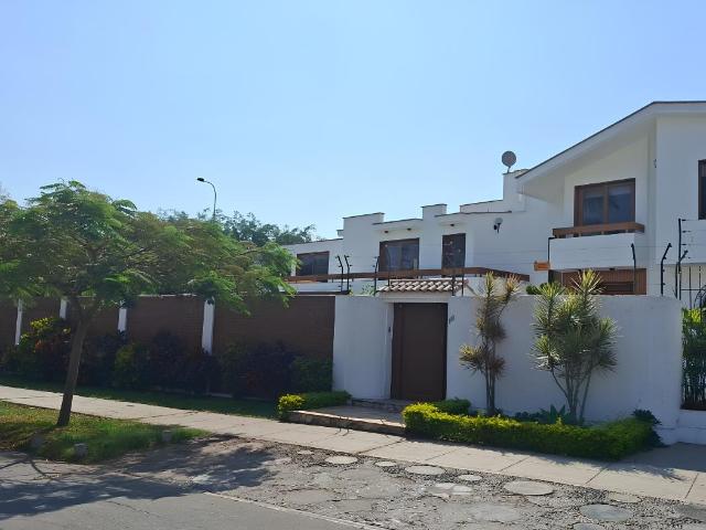 SE VENDE HERMOSA CASA EN URB LA FONTANA LA MOLINA