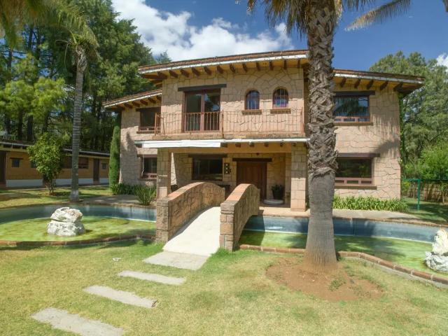 SE VENDE HERMOSA Y LUJOSA CASA TOTALMENTE EQUIPADA Y AMUEBLADA EN RANCHO RESIDENCIAL SAN FRANCISCO