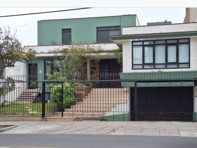 SE VENDE LINDA CASA CON SALIDA A PARQUE PRIV EN MIRAFLORES