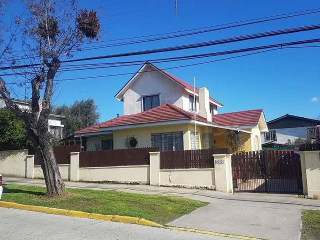 Se vende linda casa sólida en barrio residencial