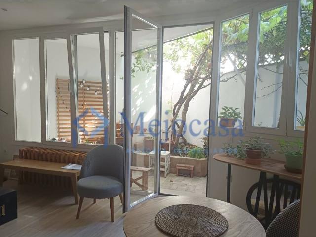 Se vende local en placita con encanto en el barrio Puerta del Ángel Latina