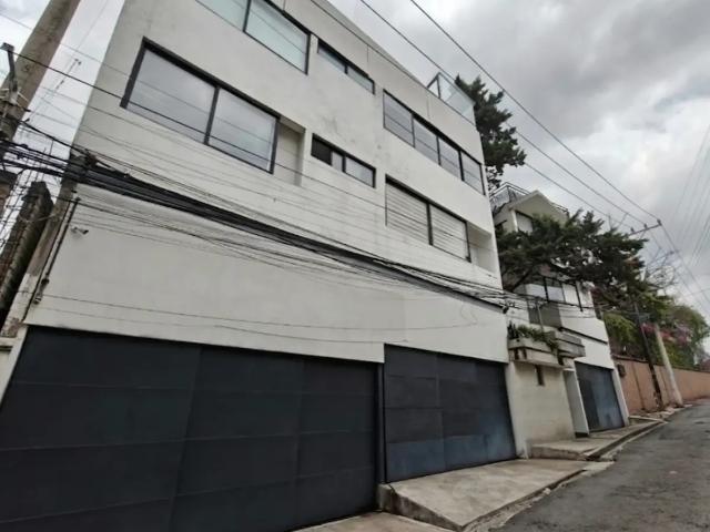 se vende magnífico departamento de dos pisos con jardín privado