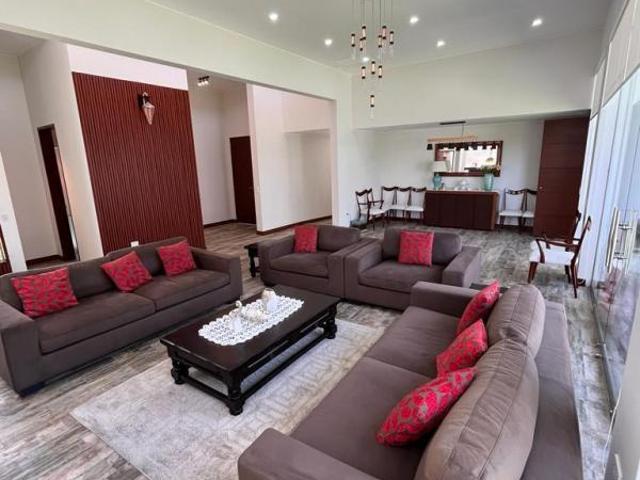 Se vende moderna casa en urb privada de cerro colorado