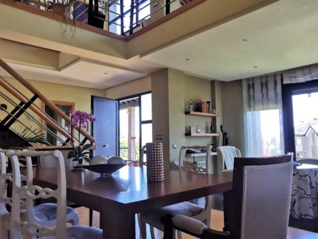 SE VENDE MODERNO CHALET DE LUJO CON PARCELA DE 3.000 M2 EN TRIVES REF