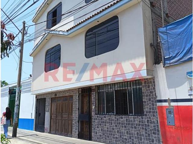 Se Vende Multifamiliar De 3 Pisos En Av. Los Faisanes Chorrillos