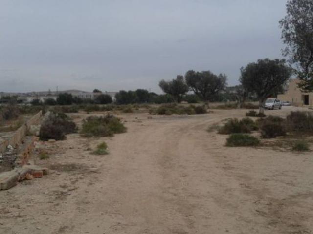 SE VENDE O ALQUILA TERRENO CON CASA PARA REFORMAR, 25.000 MTS DE TERRENO, PRECIO ALGO NEGOCIABLE