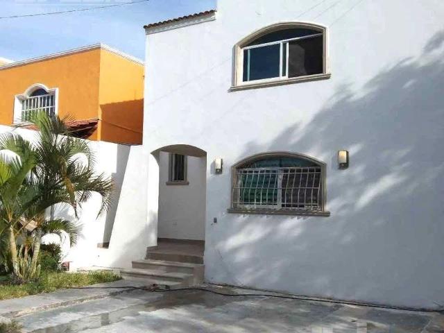 SE VENDE O RENTA HERMOSA CASA RESIDENCIAL AMUEBLADA EN CAMPECHE, JUNTO A PLAZA GALERIAS Y MALEC?N