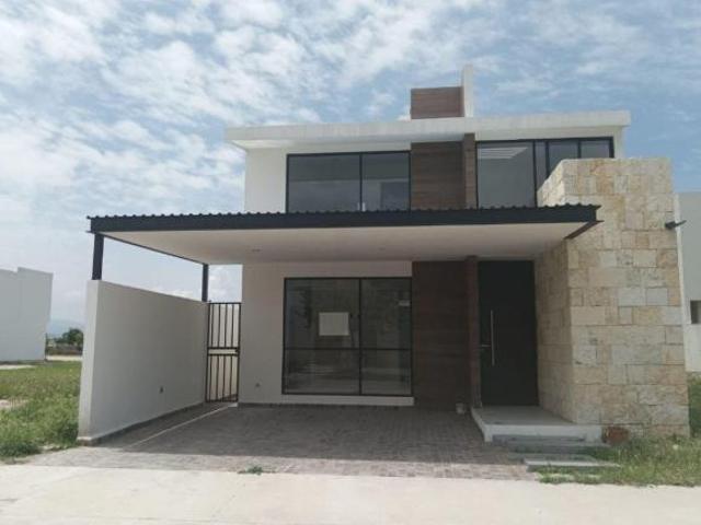 SE VENDE O SE RENTA CASA NUEVA FRACC CASTELA CELAYA