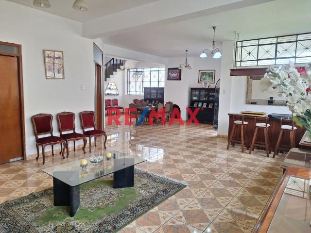 Se Vende Palacio De 4 Pisos Con Piscina En Puente Piedra