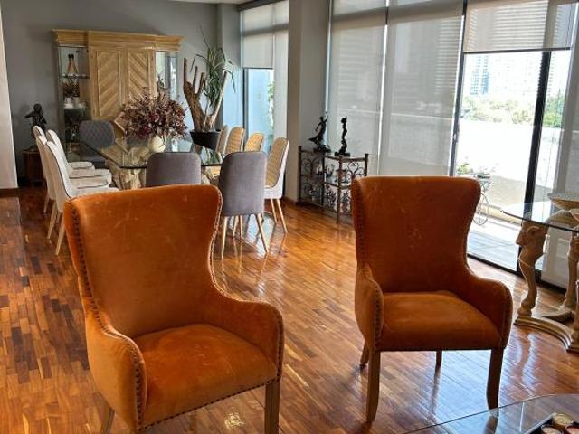 Se vende Pen House con balcón de lujo amueblado