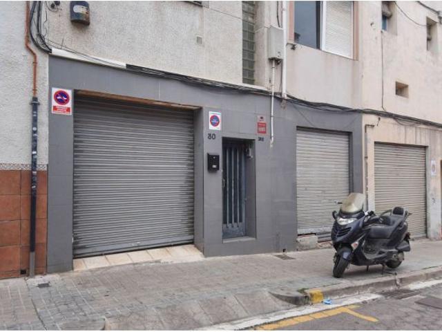 Se vende Piso OKUPADO en Calle Olivera e Sistrells 30 de Badalona, Barcelona