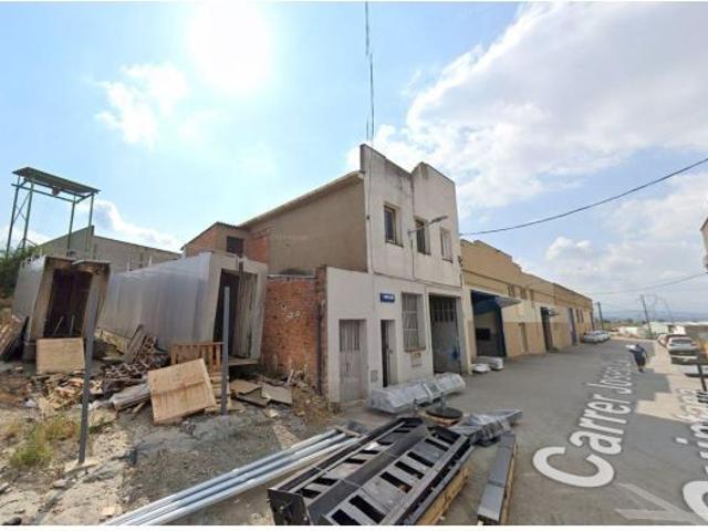 Se vende piso OKUPADO en calle Simplificado 17 de Manlleu Barcelona