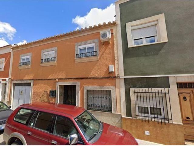 Se vende piso OKUPADO en Calle Triana Nº 22 Valdepeñas Ciudad Real