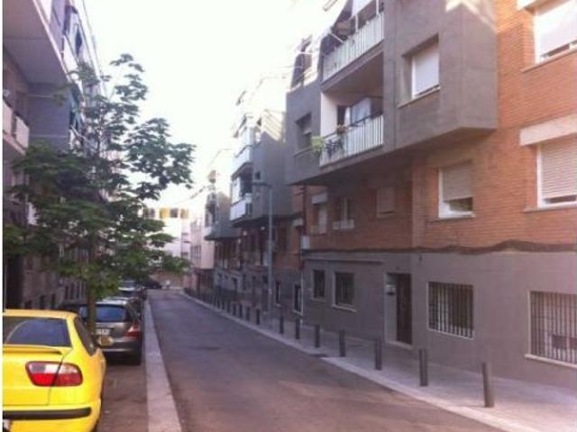 Se vende piso OKUPADO en Sant Hilari Sacalm 36 de Badalona, Barcelona