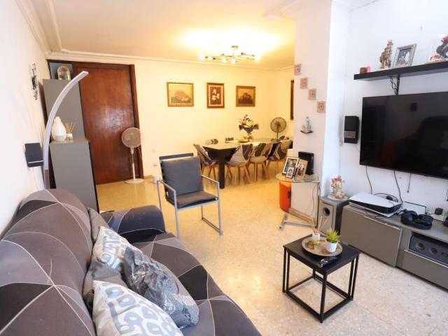 SE VENDE PISO AMPLIO DE 4 DORMITORIOS JUNTO A AVDA DE QUERO, PRÓXIMO AL HOSPITAL. SEGUNDA PLANTA SIN ASCENSOR
