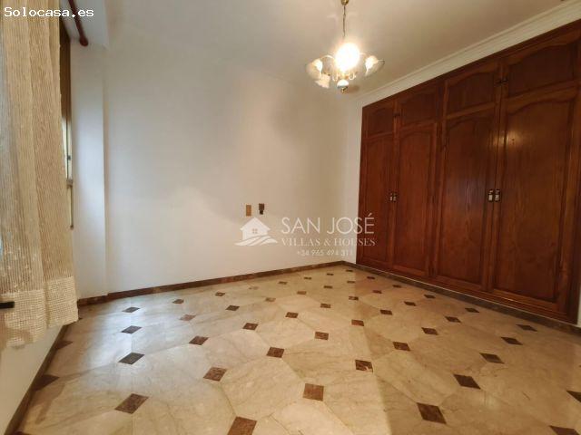 SE VENDE PISO AMPLIO EN BUEN ESTADO EN PLENO CENTRO DE LA CIUDAD DE NOVELDA