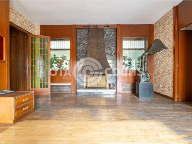 SE VENDE PISO DE 300 METROS CON MUCHAS POSIBILIDADES EN PLAZA DEL PRIM