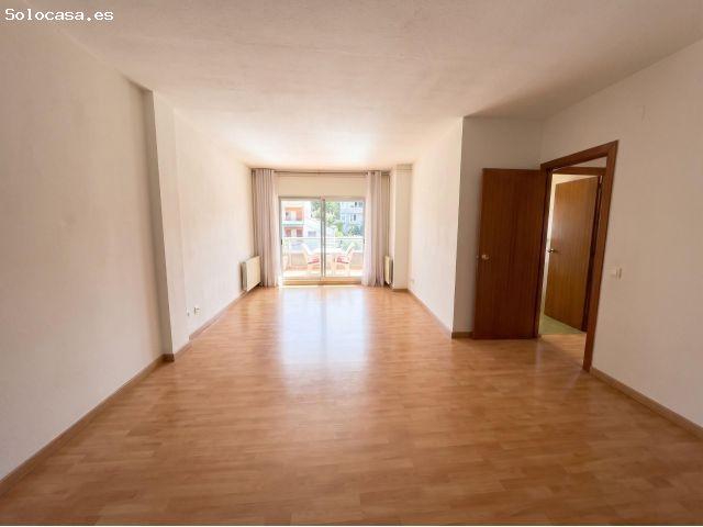 Se vende piso de 4 habitaciones en el centro de Sant Julià