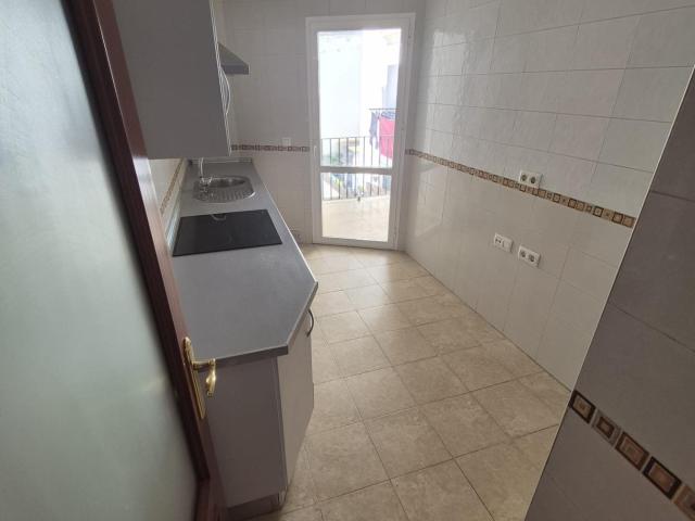 SE VENDE PISO CON DOS PLAZAS DE GARAJES EN ZONA DEL PORTICHUELO